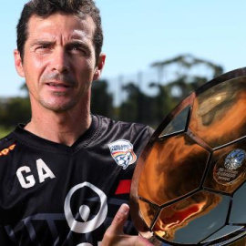 Guillermo Amor posa con el trofeo de campeón de la liga australiana.