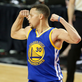 Curry celebra uno de los 40 puntos que anotó ayer ante Portland. /REUTERS
