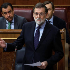 El presidente del Gobierno, Mariano Rajoy, responde a la portavoz socialista Margarita Robles, durante la sesión de control al Gobierno celebrada hoy en el Congreso. EFE/Emilio Naranjo