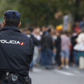 Agentes del Cuerpo Nacional de Policía de servicio. (Foto: EFE)