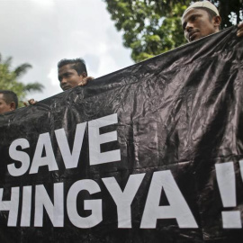 Manifestantes en Kuala Lumpur (Malasia) piden el rescate de los inmigrantes de etnia rohinyá. EFE