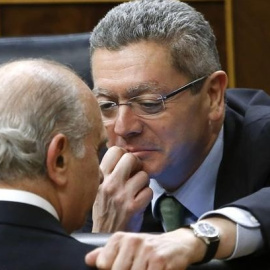 Alberto Ruiz- Gallardón y Jorge Fernández Díaz durante una sesión del Congreso de los Diputados en una imagen de archivo.- EFE