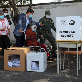 Andrés Arauz, candidato a la Presidencia de Ecuador, vota en Quito.