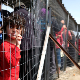 Refugiados en la frontera entre Grecia y Macedonia. REUTERS/Marko Djurica
