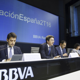 El economista jefe de Economías Desarrolladas del BBVA, Rafael Doménech (i), junto al economista jefe del Grupo, Jorge Sicilia (2i), el jefe de la entidad para España, Miguel Cardoso; y la responsable de Comunicación Corporativa, Esther Jim