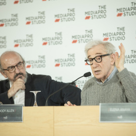 Woody Allen, escoltado por el productor Jaume Roures, durante la rueda de prensa.- THE MEDIAPRO STUDIO