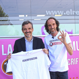 Jose Manuel Lopez, candidato de Podemos a la Presidencia de la Comunidad de Madrid, con Nacho Paunero compromentiendose con el Sacrificio Cero./ EL REFUGIO