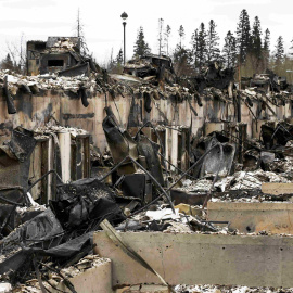 Casas quemadas por el incendio que ha asolado Foort McMurray. - REUTERS