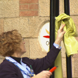 Retiren una pancarta groga en solidaritat amb els presos en una conselleria de la Generalitat. / CCMA