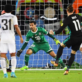 El jugador del Real Madrid Gareth Bale (2d) marca el gol que ha dado la victoria al equipo ante el Al Jazira durante el partido de semifinal perteneciente al Mundial de Clubes disputado entre ambos equipos en Abu Dabi (Emiratos Árabes Unido