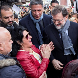 El presidente del Gobierno y del Partido Popular, Mariano Rajoy, acompañado del candidato del PPC a la presidencia de la Generalitat, Xavier García Albiol (c), durante la visita que han realizado al mercadillo de la Salud de Badalona (Barce