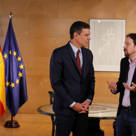 El presidente del gobierno Pedro Sánchez (i) y el líder de Podemos Pablo Iglesias, durante la nueva ronda de consultas para la investidura, que el jefe del ejecutivo afronta avalado por la Ejecutiva del PSOE, para que intente negociar un Go