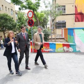 El líder del PSC, Salvador Illa, junto a la alcaldesa de L`Hospitalet de Llobregat, Nuria Marín, en un paseo por la ciudad al inicio de esta campaña electoral.