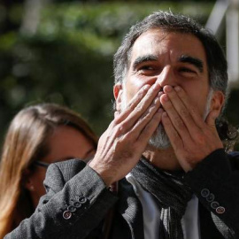 El presidente de Òmnium Cultural, Jordi Cuixart, saluda a las personas que le arroparon en su comparecen aactualmente en prisión. REUTERS