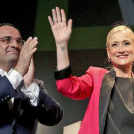 Daniel Ortiz con Cristina Cifuentes. EFE