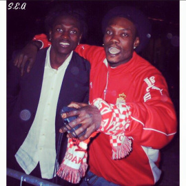 Adebayor (izquierda), junto a su hermano Kola, en su etapa como jugador del Mónaco.