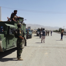 Oficiales de seguridad montan guardia en las carreteras que conducen al escenario de un ataque suicida en la provincia de Paktia (Afganistán).EFE/Ahmadullah Ahmadi