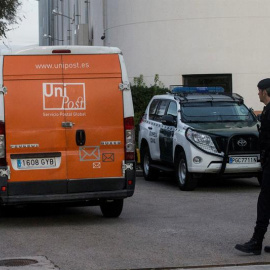 Agentes de la Guardia Civil junto a la sede de Unipost en l'Hospitalet de Llobregat. - EFE
