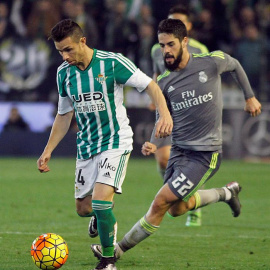Rubén Castro controla un balón ante Isco en el Betis-Real Madrid de hace dos jornadas. /EFE