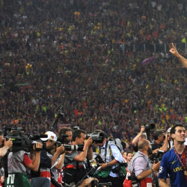 Xavi, aupado tras conquistar con el Barça la Copa de Europa contra el Manchester United en 2009. /AFP