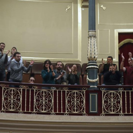 Trabajadores de RTVE aplauden después que el Congreso, con el apoyo del PP, diese hoy el primer paso para cambiar el modelo de elección del presidente y del Consejo de Administración de RTVE, de forma que, como ha propuesto el PSOE, estos c