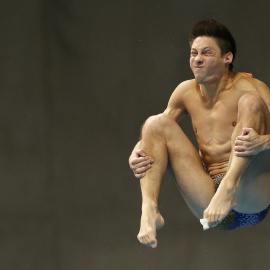 El ucraniano Illya Kvasha compite durante la final de salto de trampolín del Campeonato europeo de Natación. REUTERS/Andrew Boyers