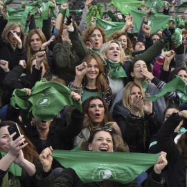 La llamada 'marea verde' de mujeres se manifiesta a favor de la legalización del aborto en Argentina. AFP