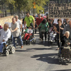 Un grupo de dependientes se manifiestan.- EFE