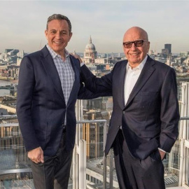 Fotografía facilitada por Walt Disney Co. que muestra al presidente de Disney, Robert Ige, y al presidente de Fox, Rupert Murdoch, en un lugar no identificado. - EFE