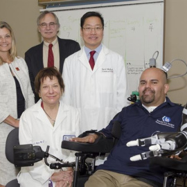 Erik G. Sorto (d) posa con los médicos. CALTECH