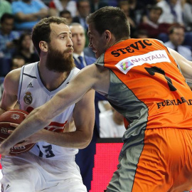 El base del Real Madrid Sergio Rodríguez (i) con el balón ante el pívot serbio del Montakit Fuenlabrada Oliver Stevic. /EFE