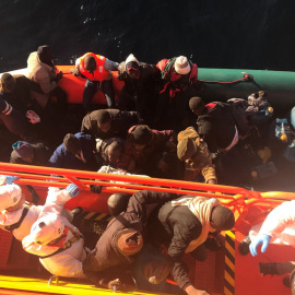 Imagen difundida por Salvamento marítimo del rescate de una de las embarcaciones.