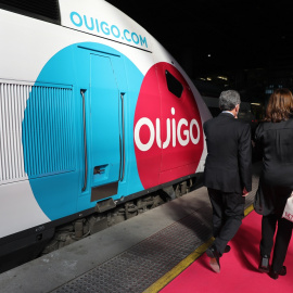 Dos personas caminan por el andén durante la inauguración del primer trayecto de Ouigo, a 7 de mayo de 2021, en Atocha, Madrid