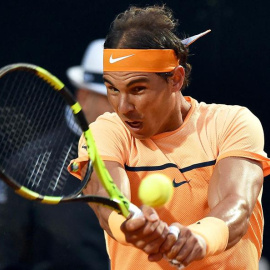 El tenista español Rafael Nadal devuelve la bola al alemán Phillipp Kohlschreiber. /EFE