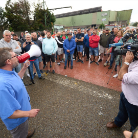 El secretario general de la Federación de Industria de CCOO de Cantabria, César Conde, con un megáfono frente a la Global Steel Wire (GSW), a 9 de junio de 2022, en Santander, Cantabria.