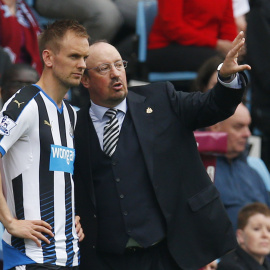 Rafa Benítez da instrucciones a su jugador Siem De Jong en el último encuentro ante el Aston Villa. /REUTERS