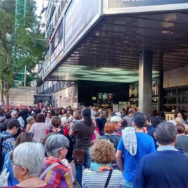 Aglomeración en el mitin de Manuela Carmela./ EP