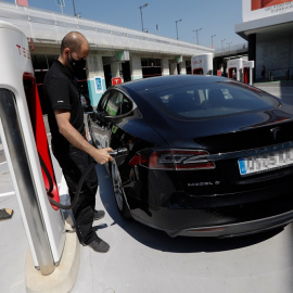 21/06/2022. Una persona recarga un coche eléctrico en un punto de recarga, a 27 de julio de 2021, en Murcia.