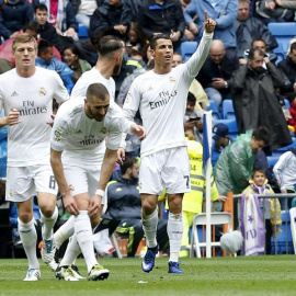 Cristiano celebra con sus compañeros del Real Madrid uno de los goles que marcó contra el Valencia. /EFE