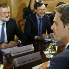 Mariano Rajoy y Albert Rivera, junto a otros miembros de sus partidos, durante la negociación del pacto de investidura. Archivo EFE / Sergio Barrenechea
