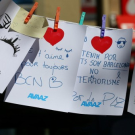 Missatges col·locats al memorial de Les Rambles de Barcelona en record i homenatge a les víctimes dels atemptats a Catalunya. REUTERS/Albert Gea