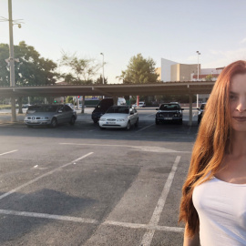 Mika, una joven que sufrió un ataque de un agresor que la escupió, insultó y amenazó por vestir pantalón corto.