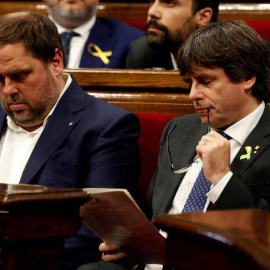El presidente de la Generalitat, Carles Puigdemont, y su vicepresidente, Oriol Junqueras,izz., en el pleno monográfico del Parlament en respuesta a la aplicación del artículo 155 de la Constitución. | EFE