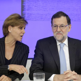 El jefe del Gobierno y líder del PP, Mariano Rajoy, acompañada por la secretaria general del partido, María Dolores de Cospedal, durante la reunión de la Junta Directiva Nacional de la formación política en la que se ratifican las coalicion