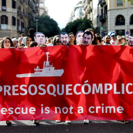 Asistentes a la manifestación convocada por Open Arms contra la criminalización de las ONG en el Mediterráneo este sábado en Barcelona. EFE/Quique Garcia