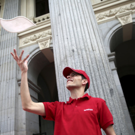 Un empleado de Telepizza hace malabares con la masa en la Bolsa de Madrid, el día de la salida a bolsa de la cadena de comida rápida. REUTERS/Andrea Comas
