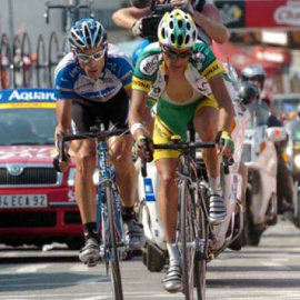 Óscar Pereiro y George Hincapie en el final de la 15ª etapa del Tour 2005.