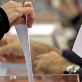 Una mujer deposita su voto en una urna electoral. EFE
