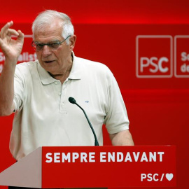 El ministro de Asuntos Exteriores en funciones, Josep Borrell, el primer secretario del PSC, Miquel Iceta, y el secretario de política municipal, Jaume Collboni, participan en el acto de clausura de la Escuela de Verano del PSC.-EFE/Toni Al