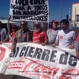Trabajadores de Coca Cola en el campamento de la planta de Fuenlabrada, después del anuncio de la empresa de reabrirla.